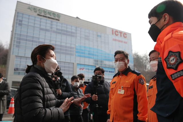 [서울=뉴시스]전진환 기자 = 나경원 국민의힘 서울시장 예비후보가 11일 서울 은평소방서를 방문해 구조대원들과 대화하고 있다. (사진=나경원 캠프 제공) 2021.02.11. photo@newsis.com *재판매 및 DB 금지