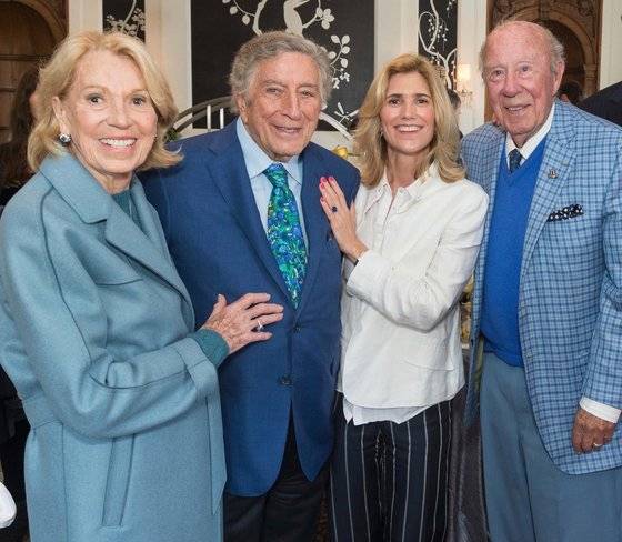 토니 베넷과 부인 수전(왼쪽에서 두 번째, 세 번째)이 조지 슐츠 전 국무장관 부부와 포즈를 취했다. 슐츠 전 장관이 지난 6일 작고하자 그를 추모하며 베넷 SNS에 올라온 사진. [토니 베넷 페이스북]