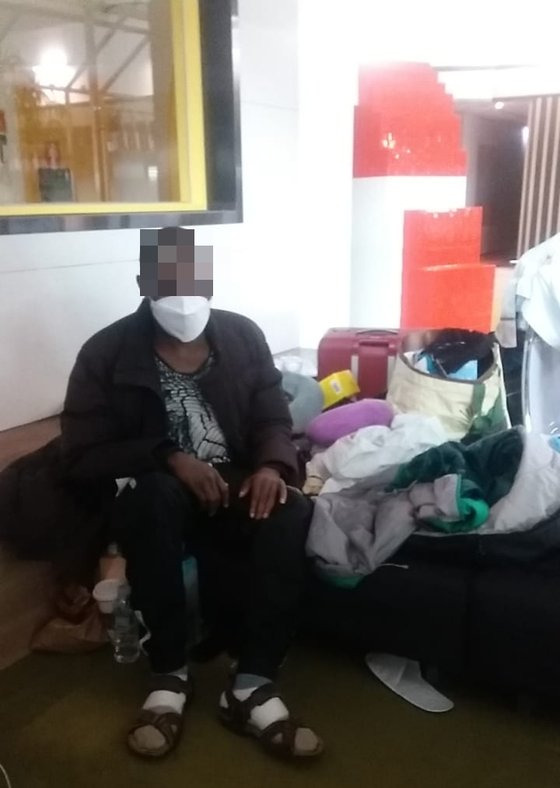 2월 16일이 되면 공항난민 A씨는 인천국제공항에 머무른지 1년이된다. 환승센터의 한 구석에 위치한 쇼파에서 숙식을 해결한다. A씨 제공