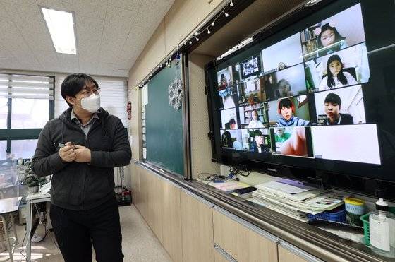 신종 코로나바이러스 감염증(코로나19) 확산으로 서울 한 초등학교에서 줌(ZOOM)을 활용한 원격수업이 이뤄지고 있다. 연합뉴스