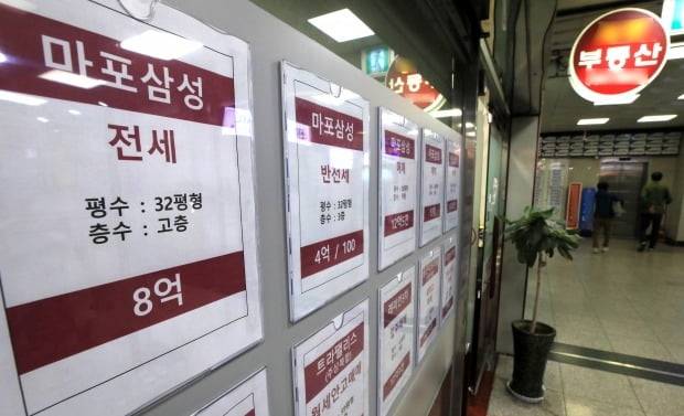 전월세 금지법이 시행되면서 새 아파트의 전월세 시장은 사라지게 됐다. 서울 부동산 중개업소 전경. / 사진=뉴스1