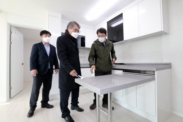 한국토지주택공사(LH) 관계자들이 공공전세주택을 살펴보고 있다. / 사진=뉴스1