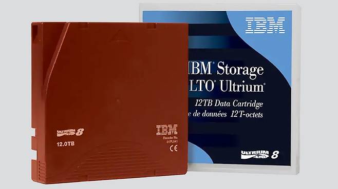IBM의 12TB 자기 테이프 카트리지. 출처: IBM