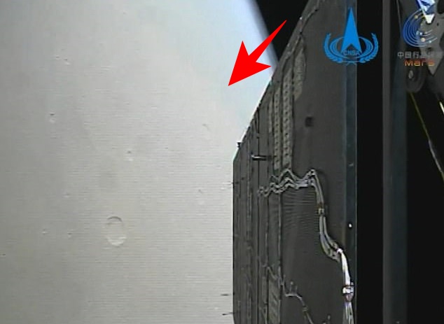 화성 궤도에 진입해 표면을 촬영하는데 성공한 중국 우주선 톈원1호의 모습