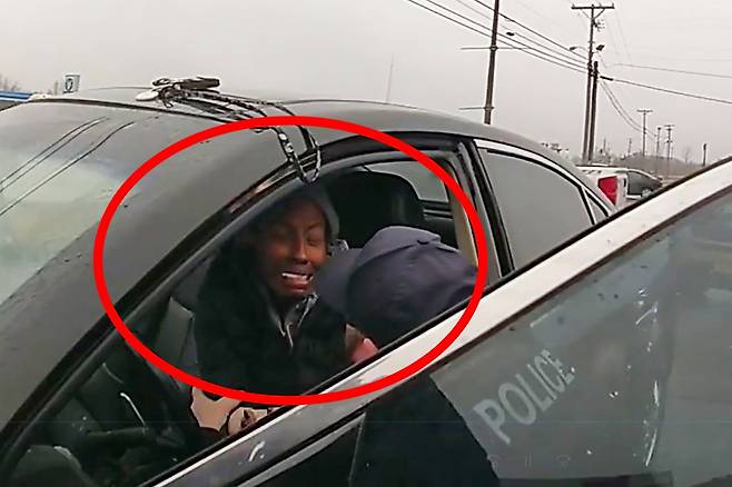 도로에서 위험천만한 추격전을 펼친 여성 운전자가 경찰의 따뜻한 포옹을 받은 뒤 안도의 눈물을 흘리고 있다(영상 캡쳐)