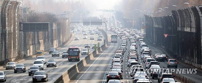 차는 막히고 미세먼지는 심하고 (서울=연합뉴스) 한상균 기자 = 설날인 12일 서초구 잠원IC 부근 고속도로 하행선(오른쪽) 차량이 정체되고 있다. 이날 미세먼지는 나쁨을 기록했다. 2021.2.12 xyz@yna.co.kr