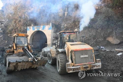 인도 '히말라야 홍수' 터널 구조작업 현장. [AFP=연합뉴스]