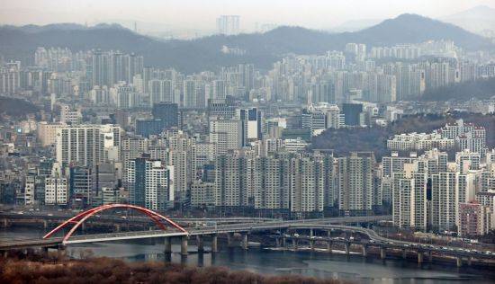 수도권 아파트값 주간 상승률이 한국부동산원이 통계를 작성한 2012년 5월 이후 8년 8개월 만에 최고로 올랐다. 서울 아파트값도 새해 들어 3주 연속으로 상승 폭을 키우며 좀처럼 안정을 찾지 못하는 모습이다. 한국부동산원(옛 한국감정원)은 1월 셋째 주(18일 기준) 전국의 아파트 매매가격이 0.29% 올라 지난주(0.25%)보다 상승 폭이 커졌다고 21일 밝혔다. 지역별로는 수도권의 아파트값이 0.31% 올라 부동산원 통계 작성 이후 8년 8개월 만에 최고 상승률을 기록했다. 사진은 이날 오전 서울 여의도 63스퀘어에서 바라본 서울 시내 아파트 단지.  <사진=연합뉴스>