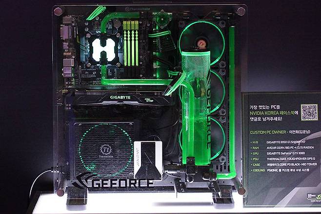 커스텀 수랭이 적용된 PC, CPU의 워터블록과 함께 냉각수 이송관과 물펌프, 라디에이터 등이 바치돼있다. 출처=IT동아
