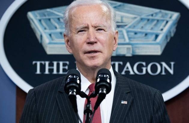 조 바이든 미국 대통령이 10일(현지시간) 취임 후 처음으로 워싱턴DC 국방부를 방문해 연설하고 있는 모습./ AFP연합뉴스