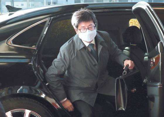 Chief Justice Kim Myeong-su reports to work at his office in the Supreme Court in Seoul last Monday. [NEWS1]