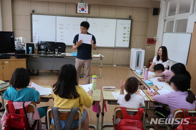 [안동=뉴시스]지난해 3월 경북교육청의 기초학력 보장 프로젝트로 추진한 1수업 2교사제 수업 모습. (사진=뉴시스 DB) 2021.02.13 photo@newsis.com