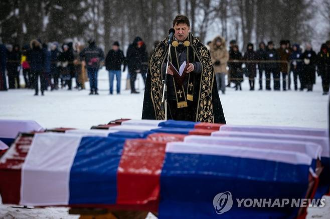 13일 러시아 뱌지마에서 나폴레옹 전쟁 당시 전사한 양측 장병들의 유해 안장식이 열렸다. [AFP=연합뉴스]