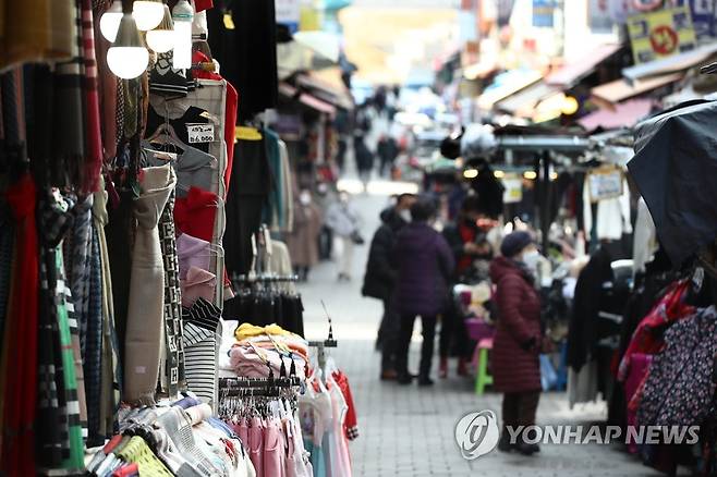 코로나19 여파…시장 상인들 '한숨' 설 연휴를 앞둔 주말인 2월 7일 서울 남대문 시장에서 상인들이 영업을 하고 있다. [연합뉴스 자료사진]