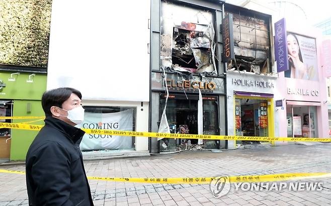 명동 찾은 안철수 대표 (서울=연합뉴스) 서울시장 보궐선거에 출마하는 안철수 국민의당 대표가 14일 오전 서울 중구 명동을 찾아 지난 새벽에 화재가 발생한 한 화장품 가게를 살펴보고 있다. 2021.2.14 [국회사진기자단] toadboy@yna.co.kr