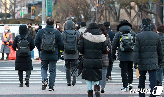 기온이 큰 폭으로 떨어지며 아침 최저기온이 영하 10도 안팎을 가리킨 2일 오전 서울 세종로 광화문네거리에서 두꺼운 옷을 입은 시민들이 발걸음을 움직이고 있다. 2021.2.2/뉴스1 © News1 구윤성 기자