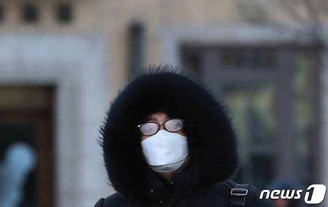 전국 대부분 지역에 한파특보와 강풍특보가 발효된 29일 오전 서울 종로구 광화문네거리에서 시민들이 잔뜩 움츠린 채 출근길 발걸음을 재촉하고 있다. 2021.1.29/뉴스1 © News1 오대일 기자