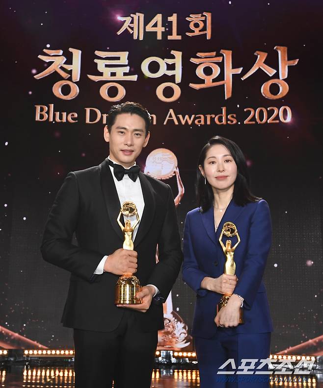 제41회 청룡영화상이 9일 인천파라다이스시티에서 열렸다. 신인남우상 유태오와 신인여우상 강말금이 포즈를 취하고있다. 인천=송정헌 기자 songs@sportschosun.com/2021.02.09/