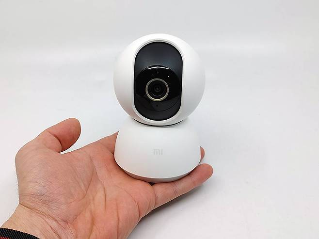 무게 300g 정도의 아담한 홈카메라