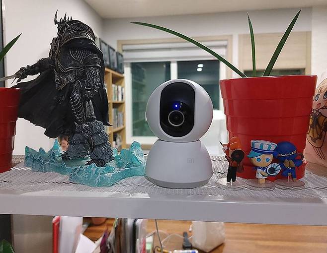 책장이나 선반 등에 올려 놓아도 안정적으로 동작한다