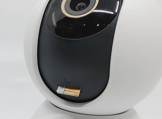 마이크로SD 메모리 슬롯을 제공한다