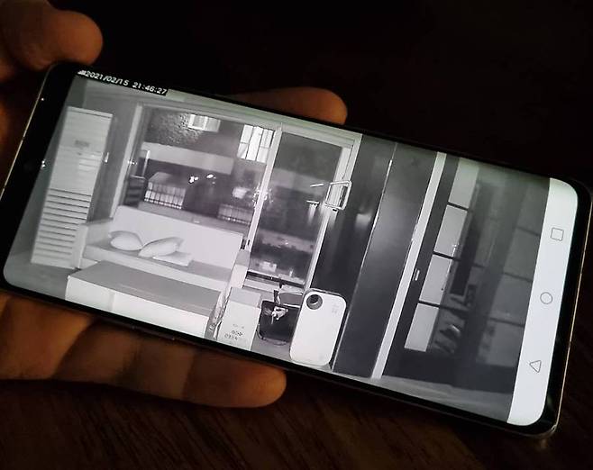 완전히 캄캄하면 적외선 모드로 전환되어 주변 식별이 가능하다