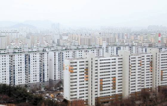 지난해 7월 말 새 임대차보호법 시행 이후 서울·수도권 지역에서 보증금과 월세를 함께 내는 이른바 ‘반전세’ 거래가 증가한 것으로 나타났다. 사진은 14일 서울 노원구 아파트 단지의 모습. [뉴스1]