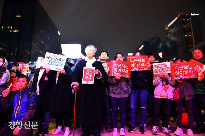 ‘박근혜 퇴진 4차 범국민행동’에 참여한 백기완 소장과 시민들이 서울 광화문광장과 세종로 일대를 가득 메운 채 박근혜 전 대통령의 하야를 촉구하고 있다. 그는 이명박 정권퇴진운동, 민중총궐기 등에 참여해 부상을 입기도 했다. 박근혜 전 대통령의 탄핵을 요구한 광화문 촛불집회에는 23차례 중 단 한 차례도 빠지지 않았다.  2016.11.19  / 정지윤기자