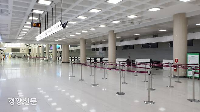국제선 출발장 ‘텅텅’ 15일 운항하는 항공기가 한편도 없는 제주국제공항 국제선 출발장이 고요하다.