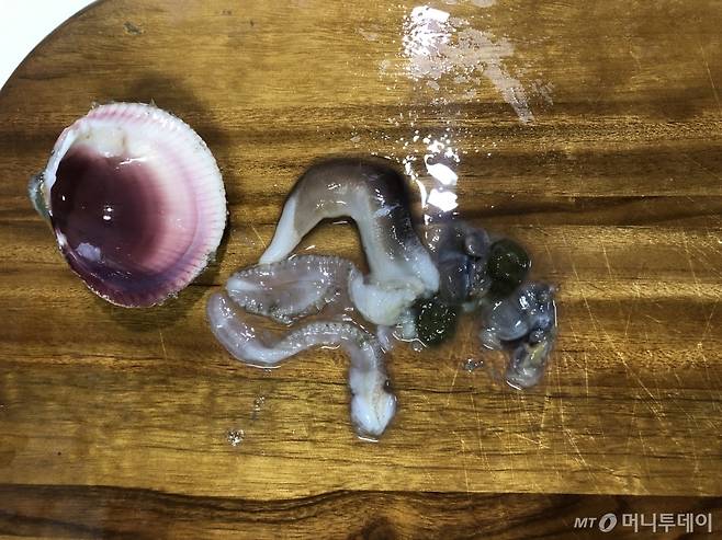새조개의 내장에는 펄이 있기 때문에 제거해야 한다/사진=MT해양