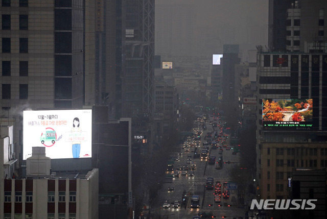 [서울=뉴시스]박미소 기자 = 서울 지역의 미세먼지 농도가 '나쁨' 수준인 15일 오전 서울 종로구 서울시교육청에서 바라본 서울 도심이 뿌옇다. 2021.02.15. misocamera@newsis.com