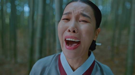 tvN 토일드라마 '철인왕후' 6화에서 최상궁(차청화 분)가 중전 김소용(신혜선 분) 때문에 속앓이를 하다 대나무숲에서 속풀이 하는 장면/사진=tvN 토일드라마 '철인왕후' 방송 화면 캡처