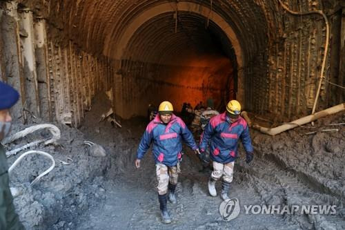 인도 '히말라야 홍수' 터널 구조작업 현장. [로이터=연합뉴스]