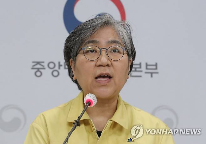 정 청장, 아스트라제네카 65세 이상은 당분간 접종하지 않기로 결정 (청주=연합뉴스) 김주형 기자 = 코로나19 예방접종 대응 추진단장을 맡은 정은경 질병관리청장(중앙방역대책본부장)이 15일 오후 충북 청주시 질병관리본부에서 열린 신종 코로나바이러스 감염증(코로나19) 대응 정례 브리핑에서 '코로나19 2~3월 예방접종 계획'을 발표하고 있다. kjhpress@yna.co.kr