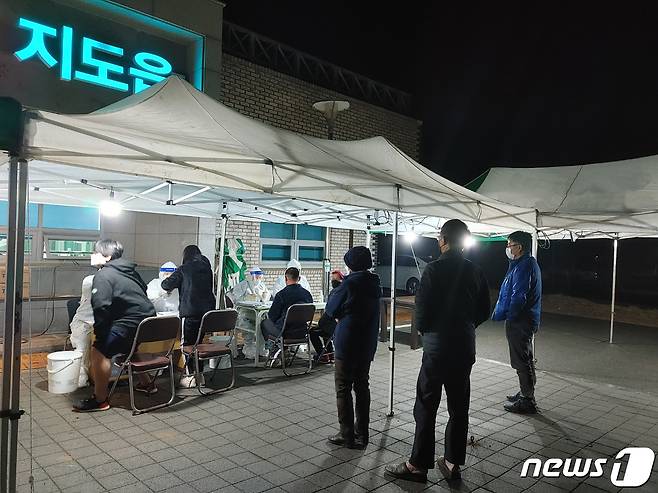 신안군 지도읍에 설치된 코로나19 선별진료소 © News1