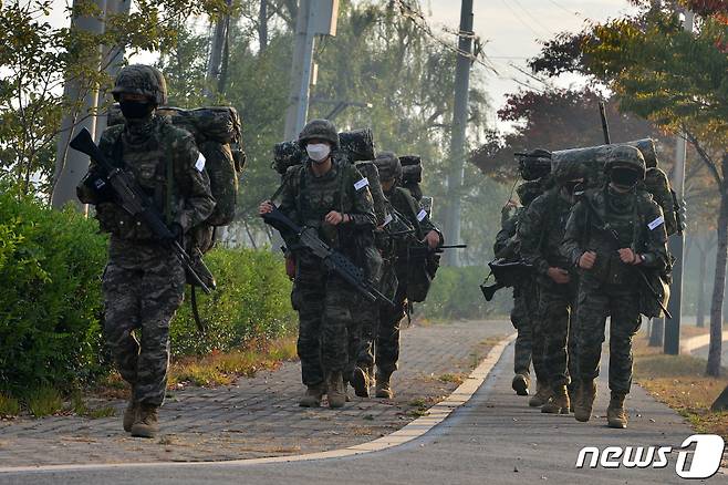 해병대 1사단 장병들이 전술 훈련을 위해 이동하고 있다. /뉴스1 © News1 최창호 기자