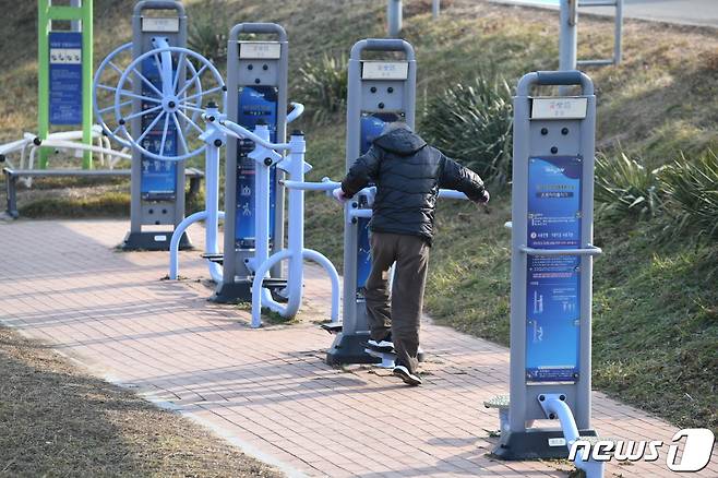 홍성군은 관내에 설치된 야외 운동기구 315개소 1283대 전량에 대해 영조물배상보험에 가입해 군민 안전 도모에 나선다는 계획이다.(홍성군 제공)© 뉴스1