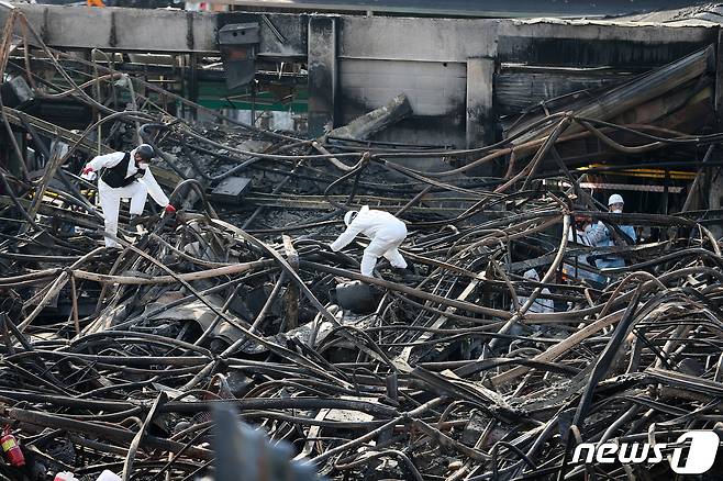 28일 오전 울산시 남구 삼산동 농수산물도매시장 화재현장에서 소방, 국립과학수사연구원 등 합동사고 조사반이 화재현장 감식을 하고 있다. 2019.1.28/뉴스1 © News1 이윤기 기자