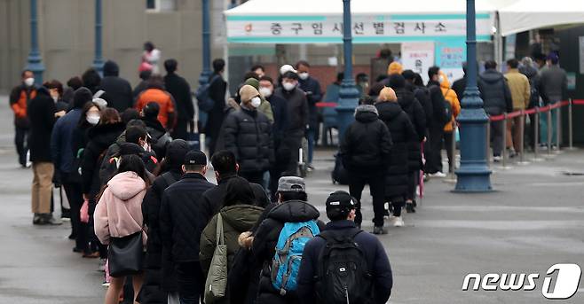 수도권을 중심으로 신종 코로나 바이러스 감염증(코로나19) 집단감염이 발생하고 있는 가운데 15일 서울역 광장에 마련된 임시선별진료소를 찾은 시민들이 검사를 받기 위해 줄을 서고 있다. 2021.2.15 /뉴스1 © News1 박지혜 기자