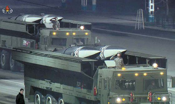 2021년1월14일 열병식에서 처음으로 등장한 북한 KN-23 개량형 미사일. 종전에 비해 탄두가 뾰족해지고 길어져 전술핵탄두 장착 가능성이 제기된다.  벨 전 주한미군사령관은 북한의 핵능력 강화를 전작권 전환 을 연기해야 하는 이유로 꼽고 있다. /조선중앙통신