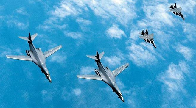 지난 2017년 한반도 상공에 출동해 한국 공군 F-15K 전투기들의 호위를 받으며 비행하는 미 공군 B-1B 전략폭격기. B-1B 폭격기는 유사시 핵우산 등 미 확장억제의 대표적 수단중 하나다. /조선일보 DB
