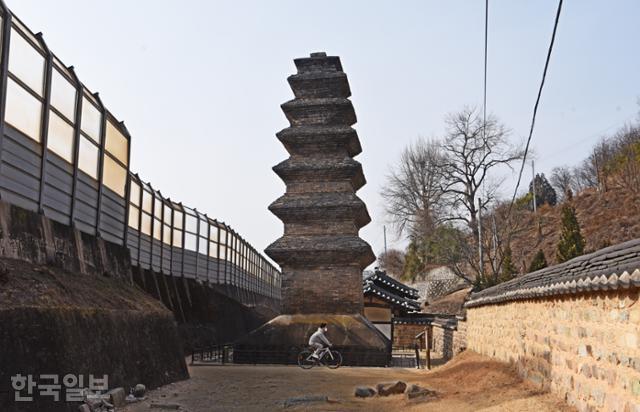 임청각 인근 법흥사지 칠층전탑. 국내에서 가장 크고 오래된 전탑이다. 왼편은 옛 중앙선 선로 방음벽, 오른편은 고성 이씨 종택이다.