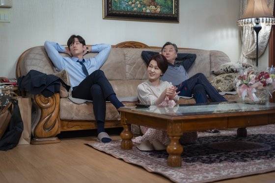 드라마 '며느라기'에서 며느리 사린(박하선)이 부엌일을 하는 동안 남편(권율)과 시댁 식구들은 TV를 보고 있다. [사진 카카오TV]