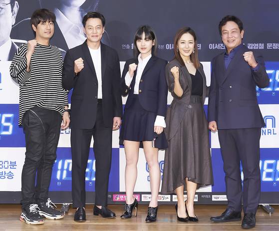 Director Yoon Jong-ho with actors Lee Seo-jin, Lee Joo-young, Moon Jeong-hee and Kim Yeong-cheol pose during a press conference for the new OCN series “Times” on Tuesday. “Times” is a political thriller about a journalist trying to stop the death of her father by communicating with another journalist from the past. [ILGAN SPORTS]