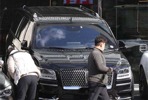 15일 지나가는 행인들이 서울 강남구 삼성로에 위치한 한 고급 수입차 매장의 차량을 살펴보고 있다. [이충우 기자]