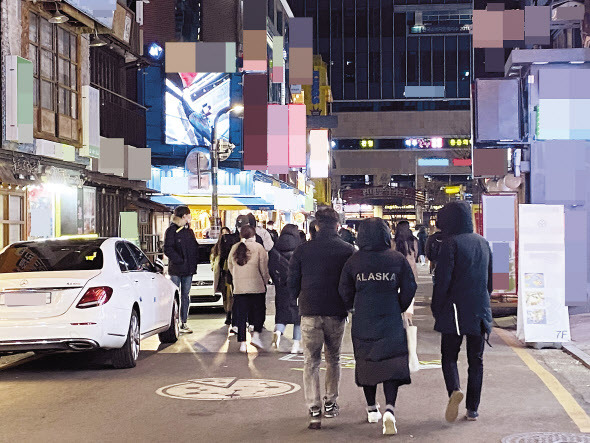 지난 15일 오후 10시께 서울 광진구 ‘건대맛의거리. 식당의 영업 시간 끝나자 시민들이 일제히 나와 발길을 옮기고 있다. 주소현 기자