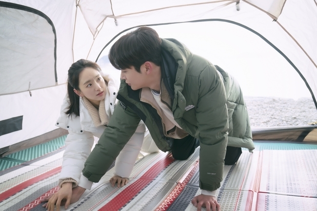 Do not apply the Lipstick, senior Won Jin-A and RO WOON will go on their first date with Camping.At the JTBC Wall Street drama The Senior, Dont Apply That Lipstick (directed by Lee Dong-yoon/playplayplay by Chae Yoon/produced JTBC Studio), the scene where Yun Sung-ah (Won Jin-A) and Chae Hyun-seung (RO WOON) are enjoying a sweet date in a place other than the company was captured.In the public photos, Yun Sung-ah and Chae Hyun-seung are preparing for camping by hitting a tent in the background of beautiful beaches.Above all, the two of them have always left the office where they spent a long time together, and the atmosphere is warmer in an open place, raising the excitement.Especially on the 15th broadcast, Yun Sung-ah finally realized his mind and confessed to Chae Hyun-seung.Chae Hyun-seungs long-time love for the unrequited love is rewarded, and the chemistry of the two men and women who have finally turned around and became lovers adds to the joy.In addition, Yun Sung-ah and Chae Hyun-seung, who are walking with their hands in the background of the sunset, are full of the aura of natural couples without awkwardness as if they had been for a long time.The clowns of viewers are soaring in the picturesque appearance of two people who are no longer facing the companys line and junior, but lover Yun Sung-ah and Chae Hyun-seung.