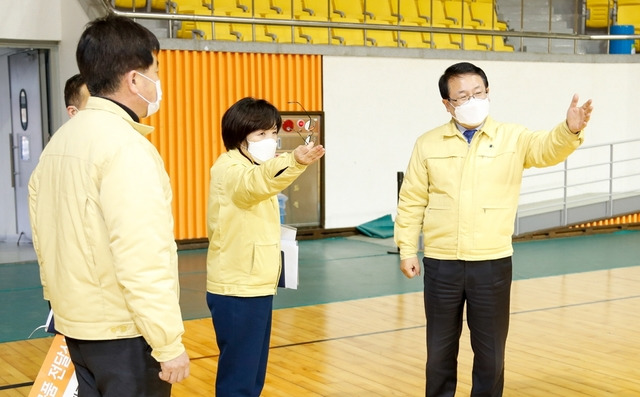 [익산=뉴시스] 강명수 기자 =정헌율 전북 익산시장이 16일 신종 코로나바이러스 감염증(코로나19) 백신 접종을 앞두고 지역예방접종센터로 지정된 익산실내체육관을 찾아 준비 상황을 점검하고 있다. (사진 =익산시 제공) 2021.02.16. photo@newsis.com *재판매 및 DB 금지