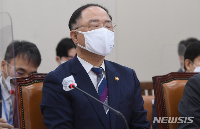 [서울=뉴시스]김진아 기자 = 홍남기 부총리 겸 기획재정부 장관이 16일 오전 서울 여의도 국회에서 열린 기획재정위원회 전체회의에서 생각에 잠겨있다. (공동취재사진) 2021.02.16. photo@newsis.com