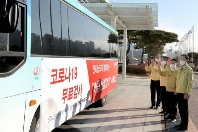 전라남도는 취약 계층에 대한 코로나19 검사를 강화하기 위해 임시 선별 진료소 버스를 마련했다. 전라남도 제공